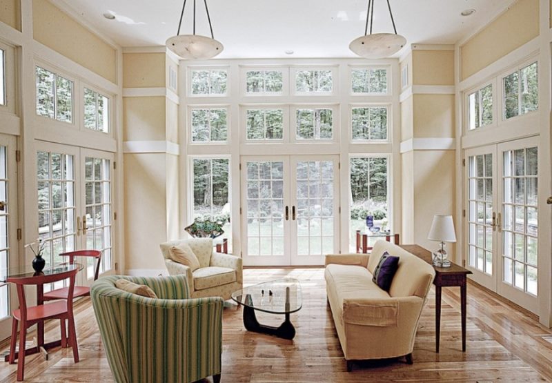 Intérieur du salon avec beaucoup de lumière naturelle