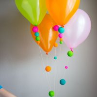 Palloncini ad elio con pompon di carta