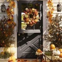 Autunno decre della porta d'ingresso di una casa di campagna