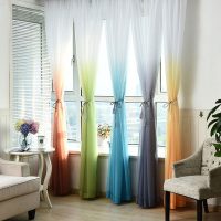 Tutti i colori dell'arcobaleno sulle tende del salotto