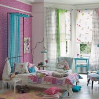 Intérieur d'une chambre d'enfants avec des rideaux colorés