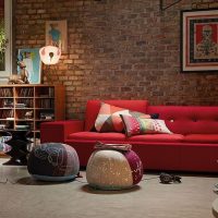 Crveni kauč u dizajnu dnevne sobe