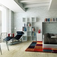 Grande chambre avec tapis coloré