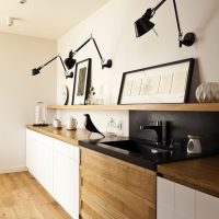 Cucina lineare con illuminazione originale