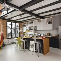 Travi nere sul soffitto bianco della cucina