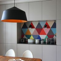 Triangoli multicolori su un grembiule da cucina