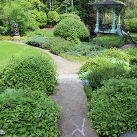 Gazebo classique à l'arrière du jardin