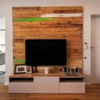 Houten accent wanddecoratie in de woonkamer