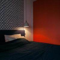 Privjesna svjetiljka preko glave kreveta