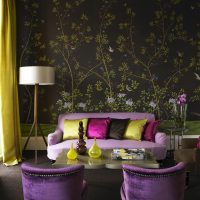 Ružičasta sofa u dnevnoj sobi s tamnim tapetama