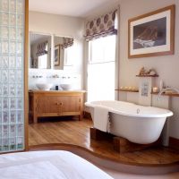 Glass block partition in the bathroom