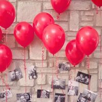 Ballons rouges avec des photos d'un enfant