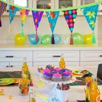 Guirlande de fête sur la table des enfants