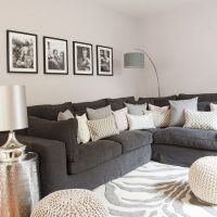 Poufs tricotés dans le décor du salon