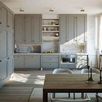 Cucina con armadi a soffitto