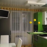 Cucina verde con bar per la colazione