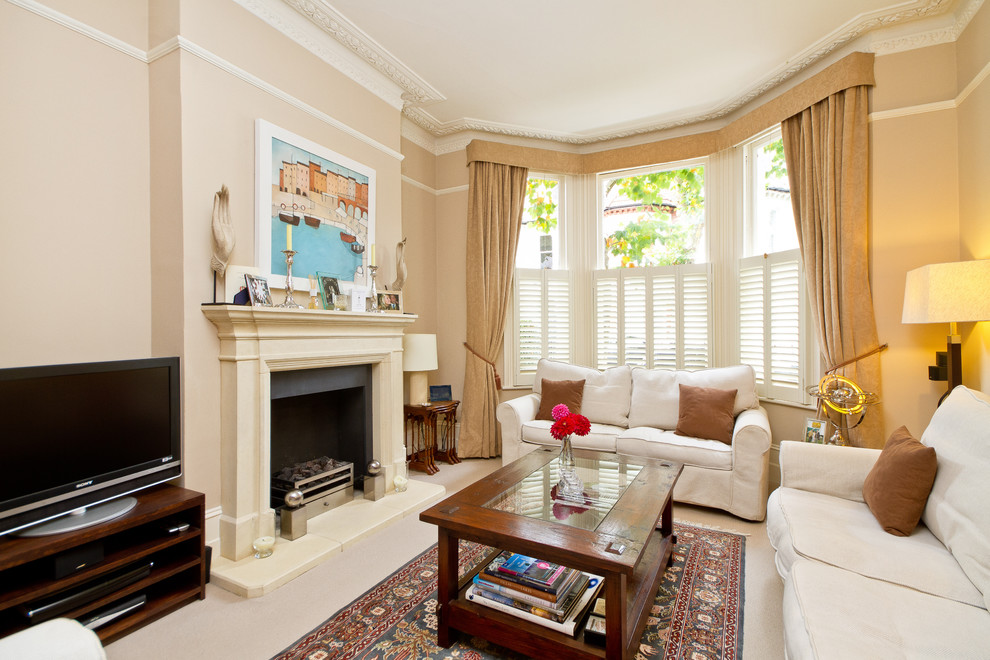 Two sofas in the living room with bay window