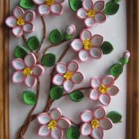 Twig dengan bunga dalam lukisan quilling