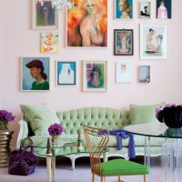 Slike sa ženama na ružičastom zidu