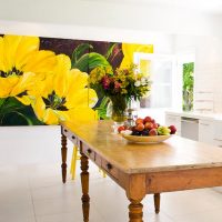 Veliki žuti cvjetovi na zidu dnevne sobe