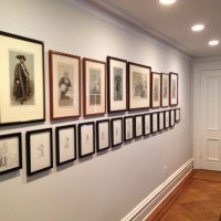 Zbirka slika na zidu uskog hodnika