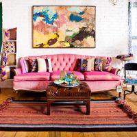 Ružičasta sofa u modernom dnevnom boravku