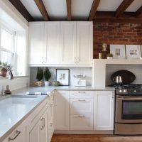 Travi in ​​legno sul soffitto bianco della cucina