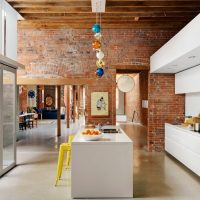 Mobilier blanc dans la cuisine de style loft