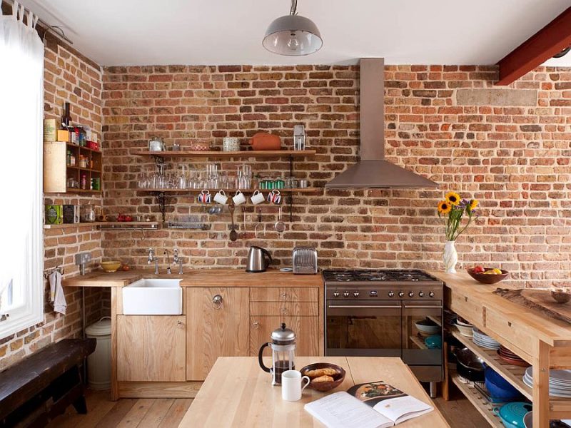 Meuble de cuisine en bois avec mur de briques