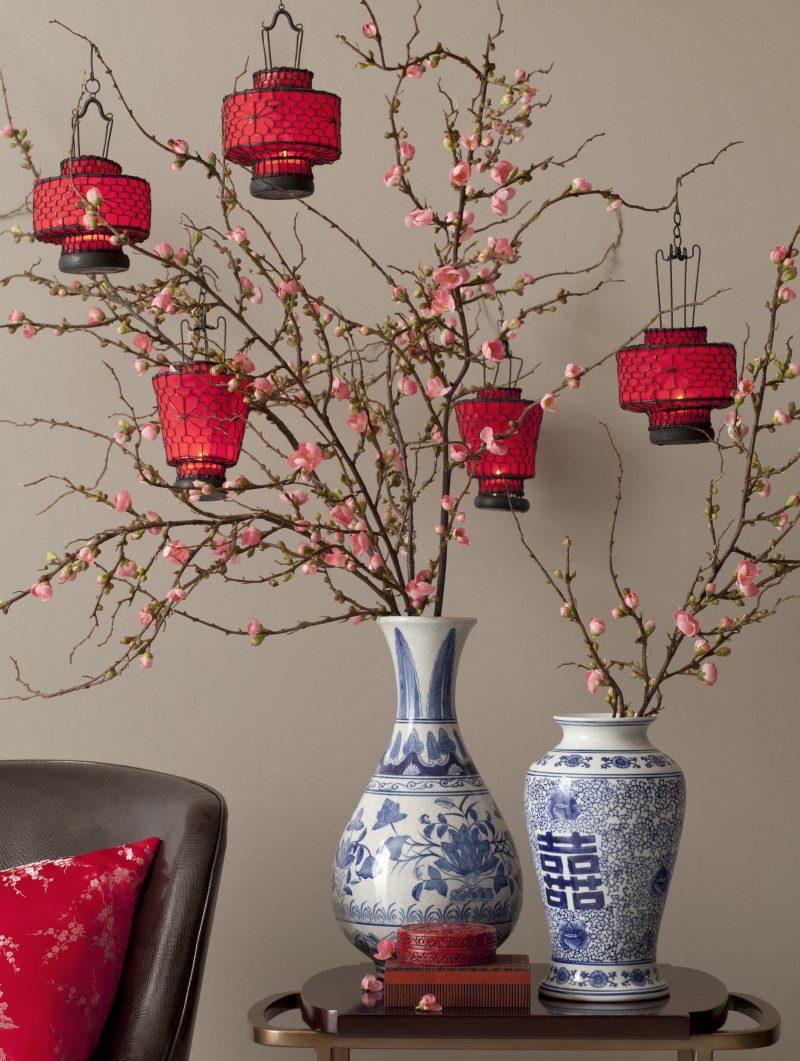 Deux vases chinois sur une table en bois