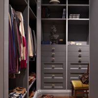 Mobilier gris dans le placard