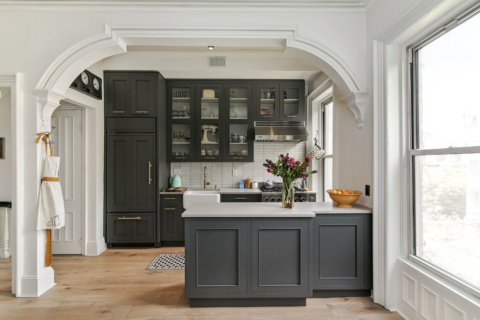 Klasični interijer sive kuhinje