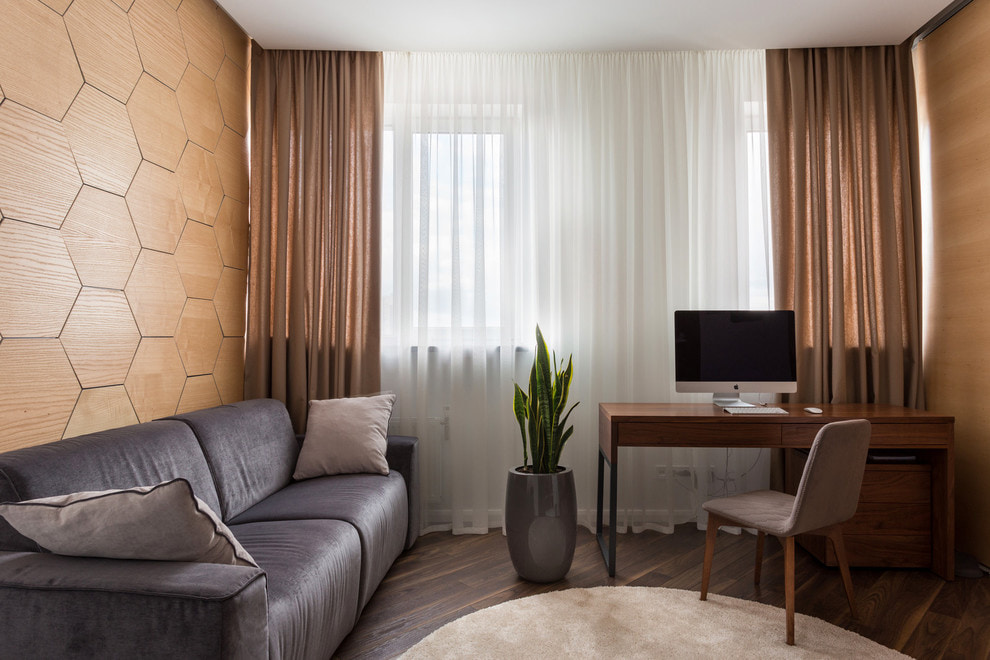 Tende marroni traslucide nel soggiorno di un appartamento moderno