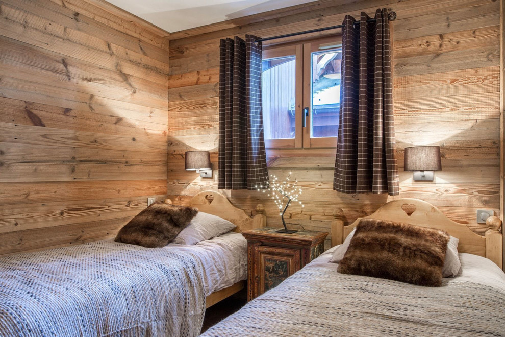 Intérieur de la chambre des enfants avec des rideaux bruns pour deux enfants