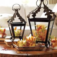 Candele decorative con foglie d'autunno