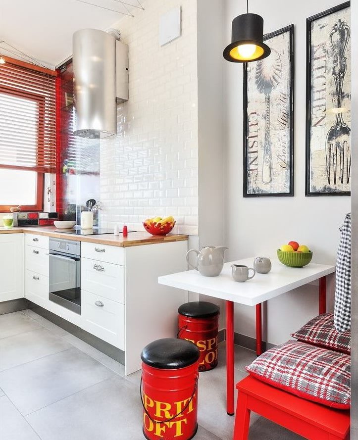 Colore rosso all'interno di una cucina moderna