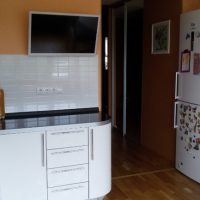 Porte de la cuisine dans un appartement de deux pièces