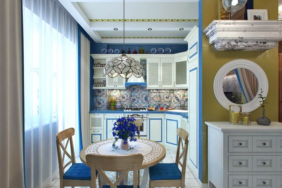 Design della piccola cucina in stile mediterraneo