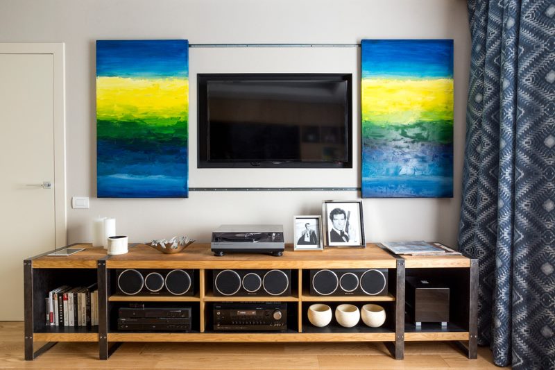 Decoration by modular paintings of the wall in the living room