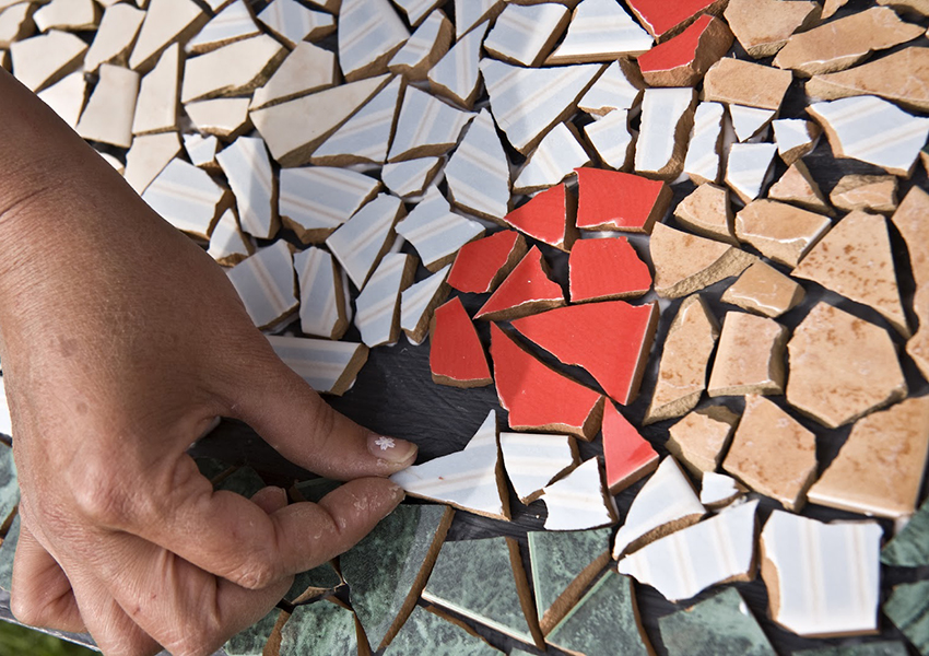 Mosaico fai-da-te di piastrelle di ceramica rotte