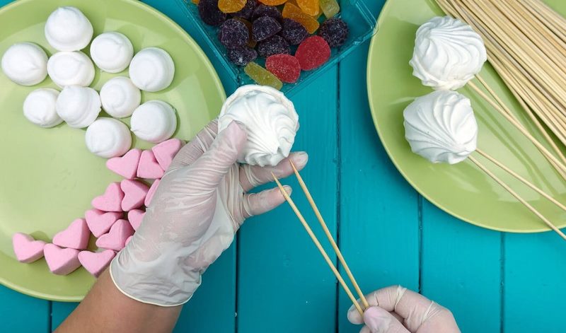 Il processo di creazione di un bouquet dolce