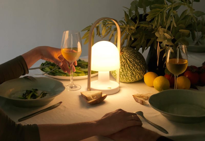 Mala prijenosna svjetiljka na svečanom stolu