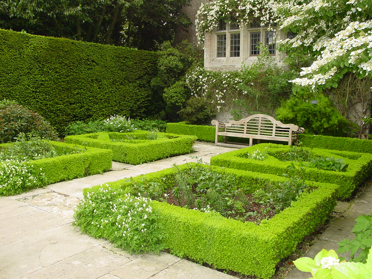 Piccolo giardino privato in stile regolare