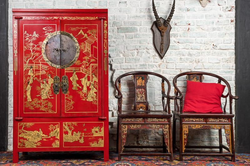 Armoire rouge avec dorure sur les portes