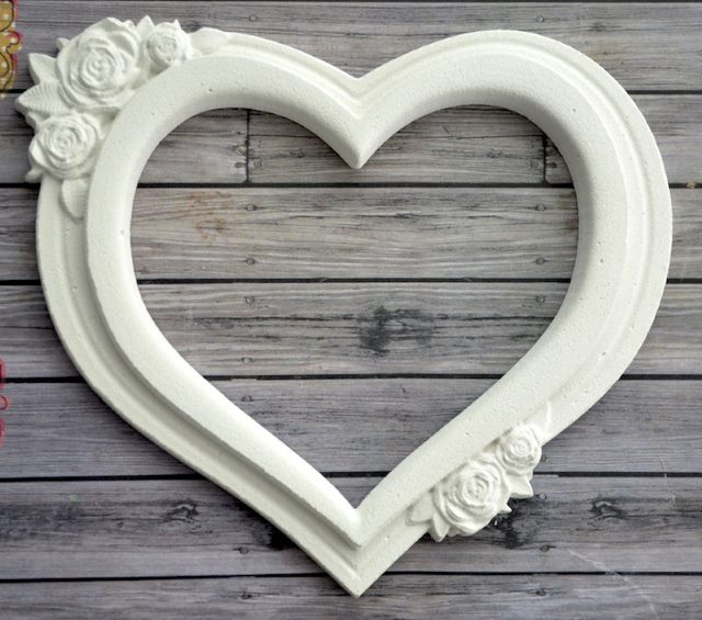 Cornice in gesso a forma di cuore