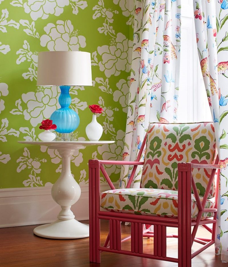 The combination of light green wallpaper with colorful curtains