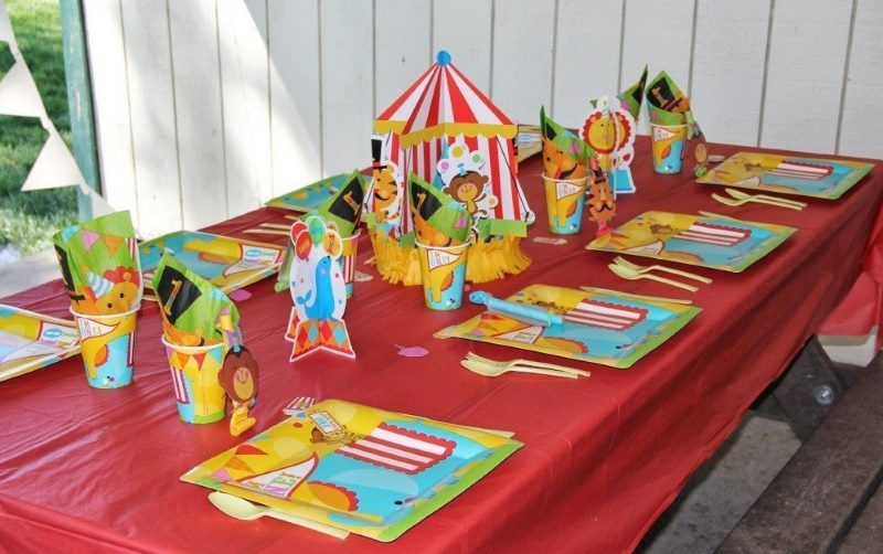 Table setting for a boy's birthday in 1 year