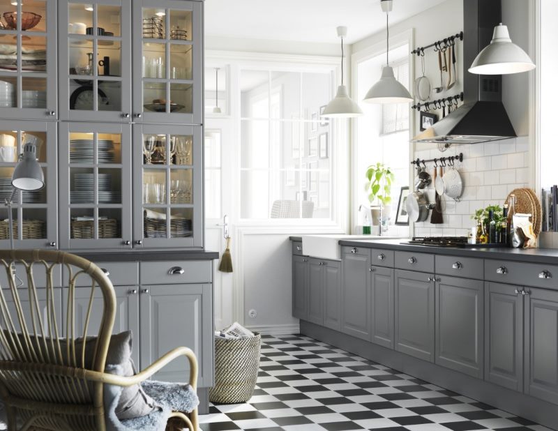 Cucina a scacchi bianco e nero con set grigio.