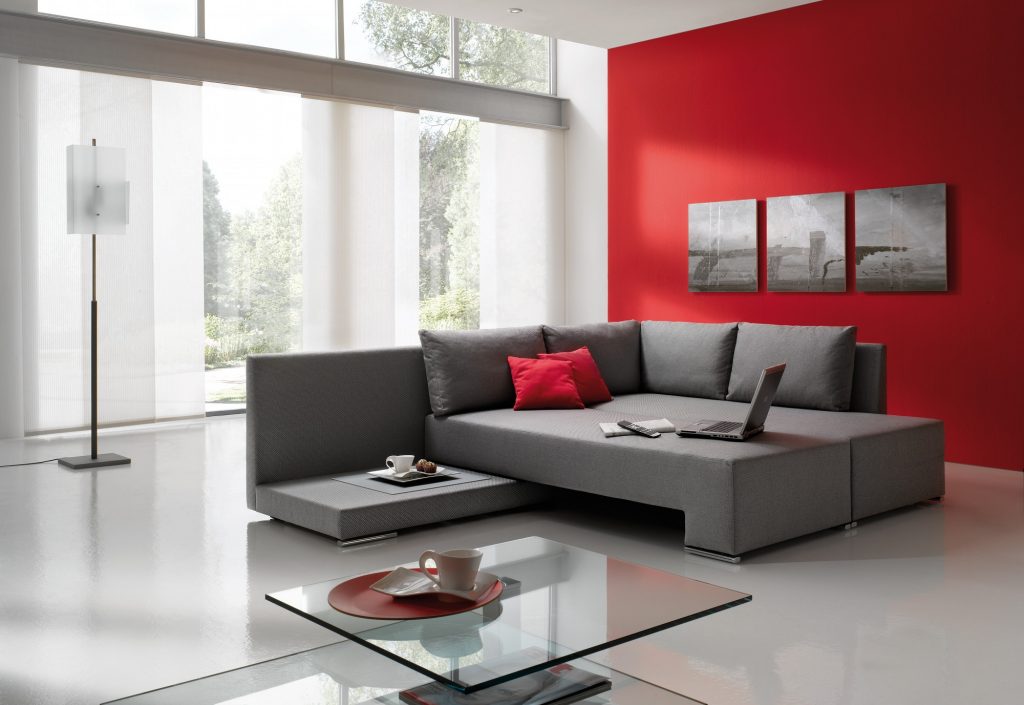 La couleur rouge comme accent dans la conception du salon