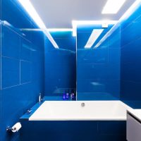 Plava pločica na zidu kupaonice